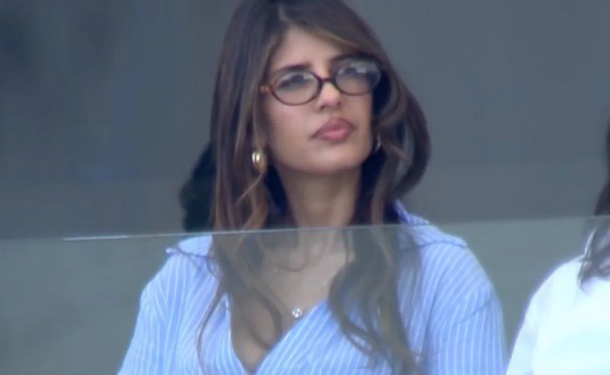 jasmin walia watching cricket match